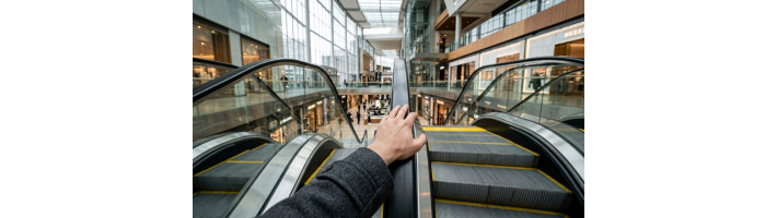 Почему поручень эскалатора движется быстрее ступеней? Норма или повод для ремонта?